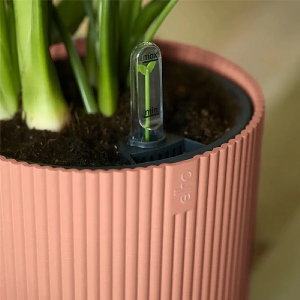 Elho Vibes Fold Round Planter 22cm Delicate Pink 3 Elho Vibes Fold Round Planter 22cm Delicate Pink - Image 3